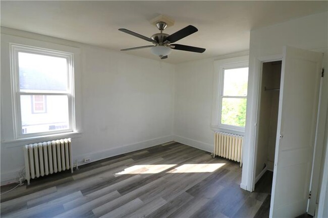 Building Photo - 1423 Hillsdale Ave