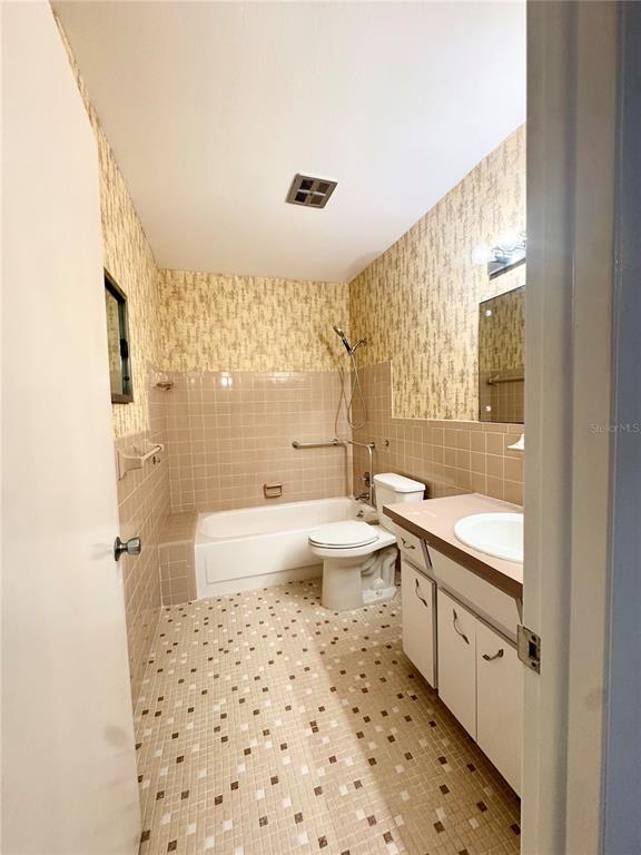 Building Photo - 2402 Ecuadorian Way