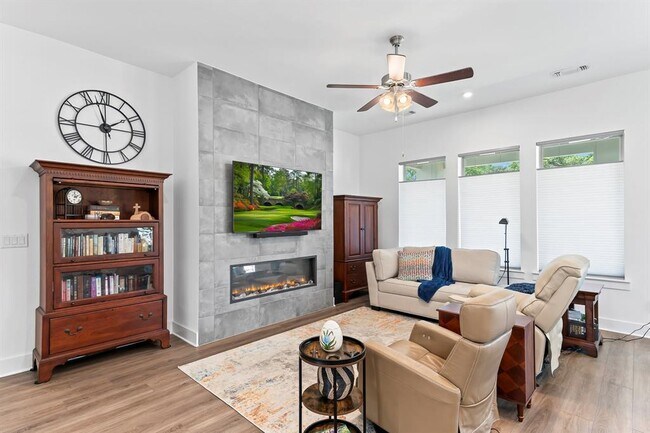 Building Photo - 523 Hallwood Dr