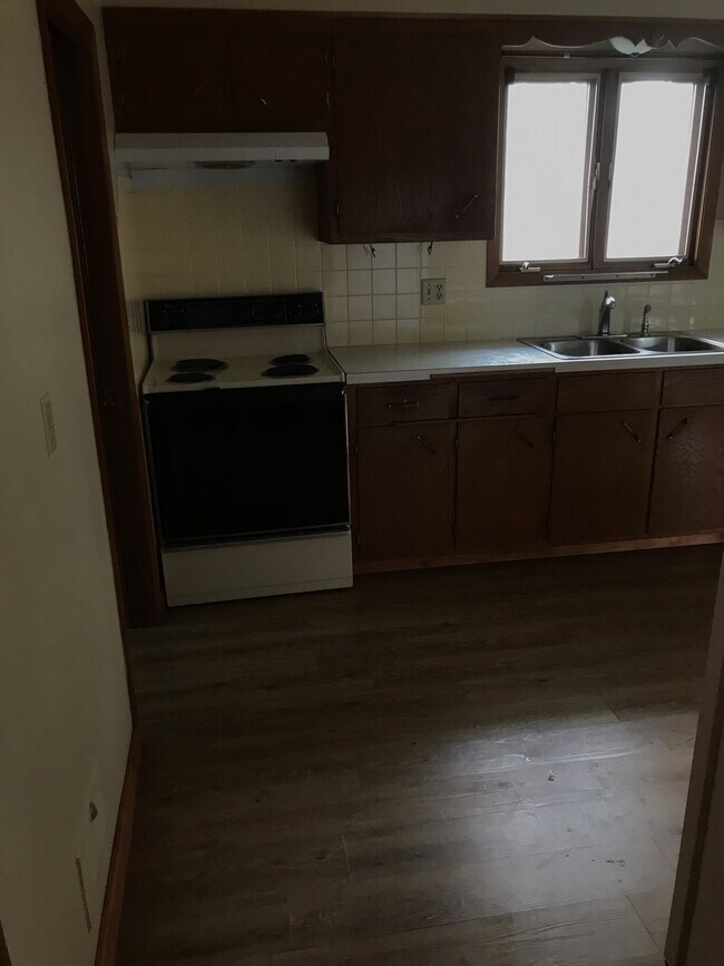 Building Photo - 507 Vanden Broek St