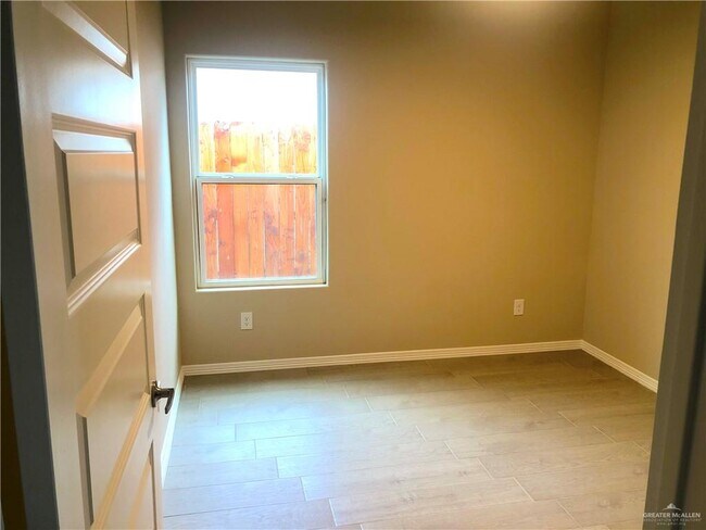 Building Photo - 11 W Driftwood St