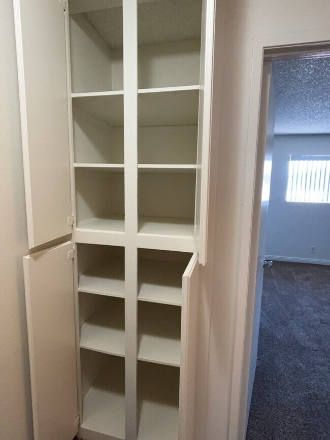 Building Photo - 2 Bedroom, 1 1/2 bathrooms property + Community with pool awaits!.