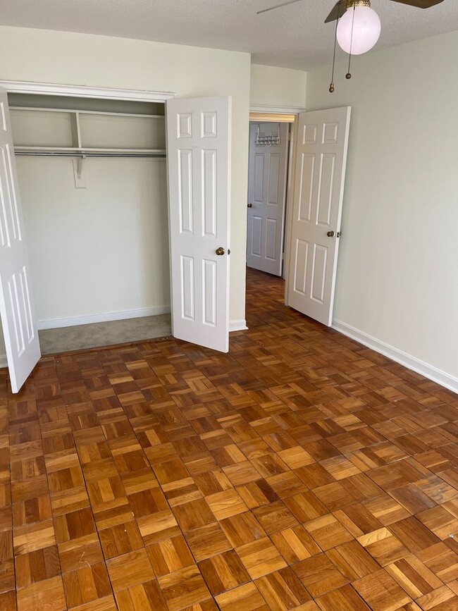 Building Photo - Top Floor 2BR, 1BA Garden Condo Near Ballston Metro