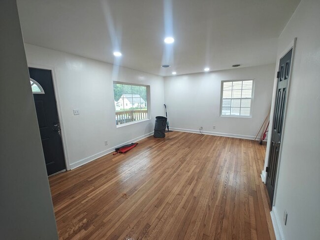 Building Photo - 3 bedroom home