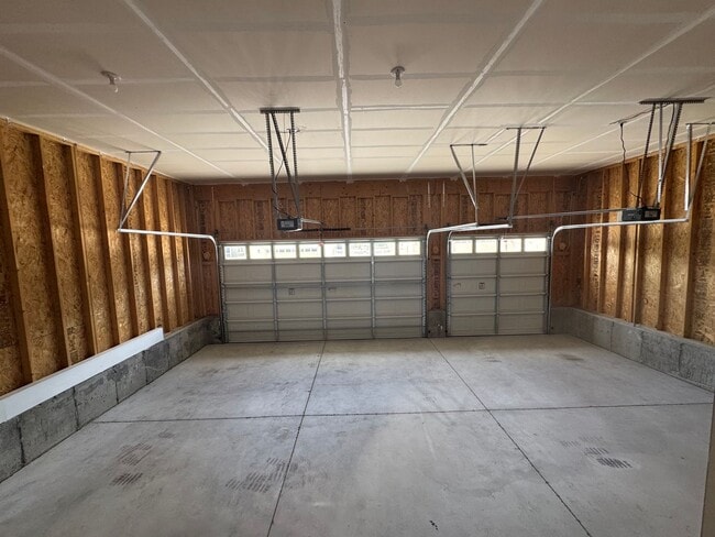 Building Photo - Living by the Lake! 3 bed, 2.5 bath, 3 car...
