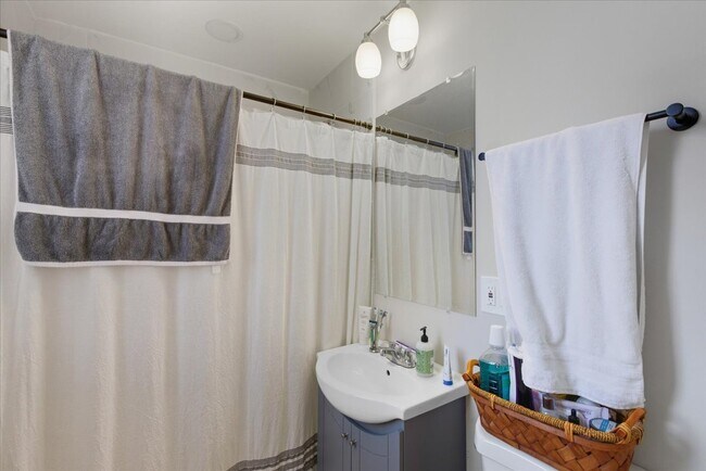 Building Photo - 4004 N Bell Ave