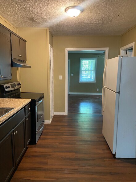 Building Photo - 600 9th Ct S