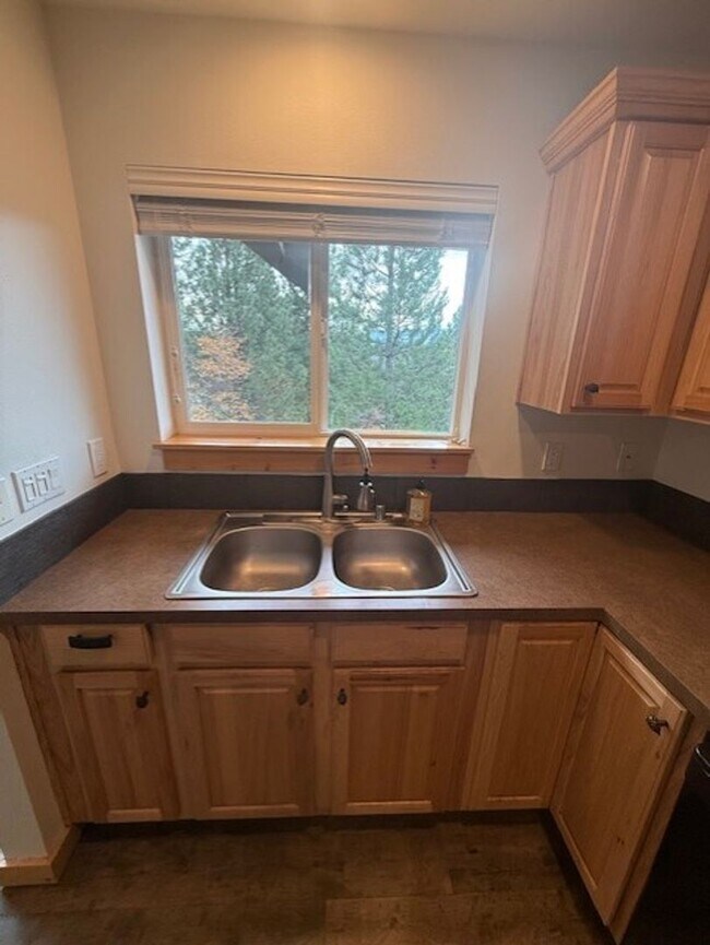 Building Photo - Adorable Roslyn Ridge Condo