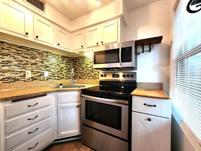 Building Photo - Charming Studio Condo Unit; Private Fenced...