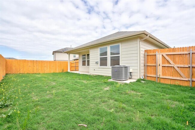 Building Photo - 121 Roanwood Dr