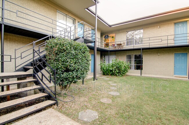 Building Photo - 21 Diana St