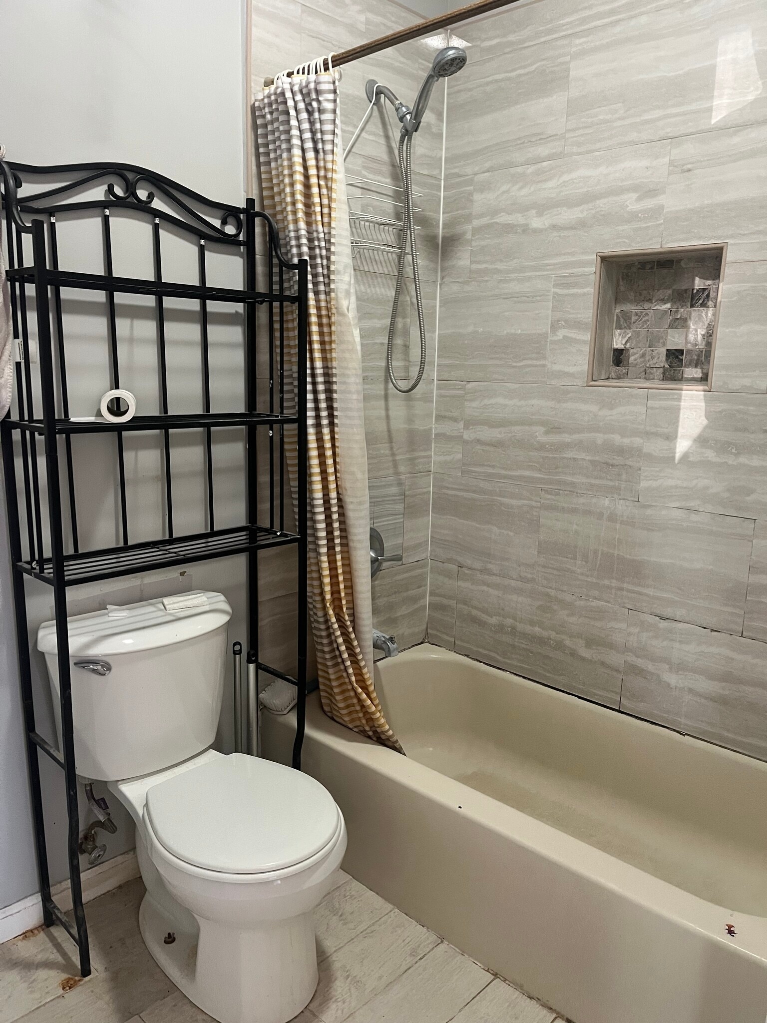 Building Photo - 491 Valley St