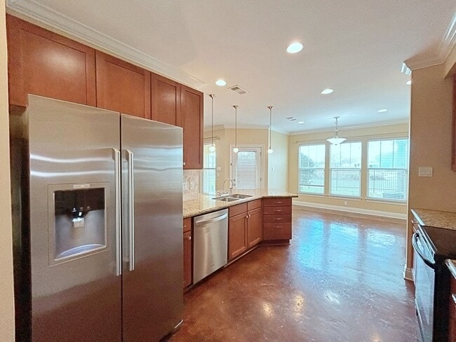 Building Photo - 3 Bedroom Townhouse in Gated Community off...