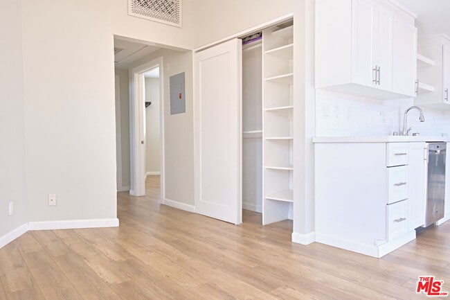 Building Photo - 842 11th St