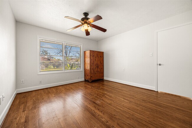 Building Photo - 2018 Woodvine Dr