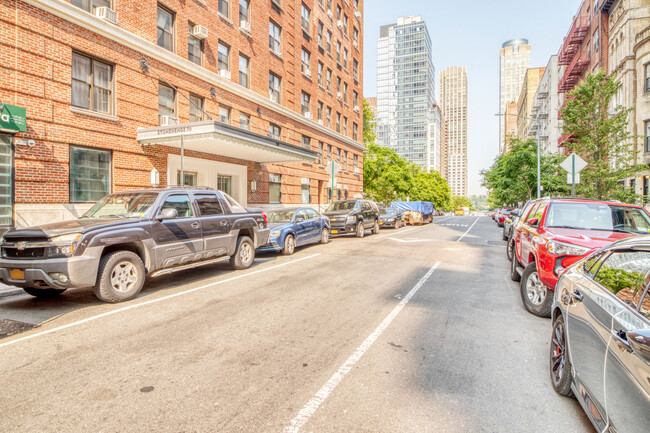 Building Photo - 210 W 70th St