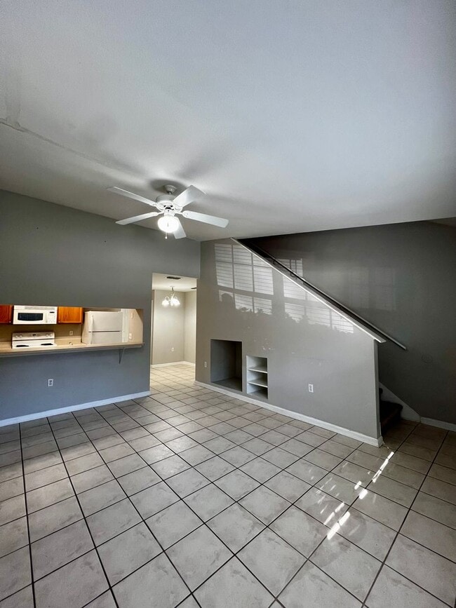 Building Photo - Gorgeous 3 BD 3 BA Townhome Located in Chase's Run!