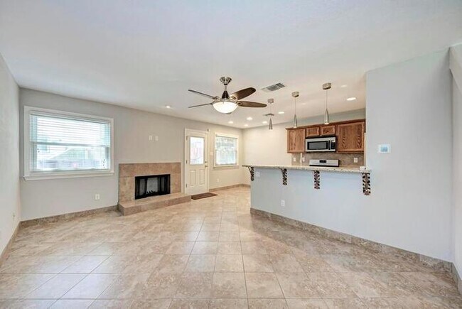 Building Photo - 1017 Solano Dr