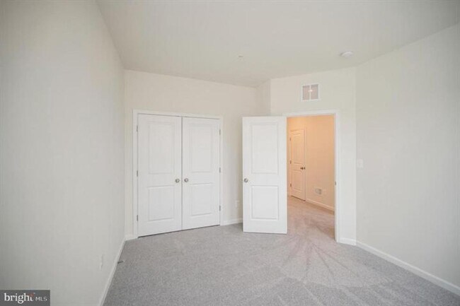 Building Photo - Great Townhome in Embrey Mill