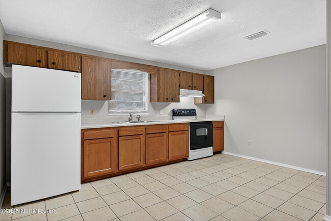 Building Photo - 9937 Moss Side Ln