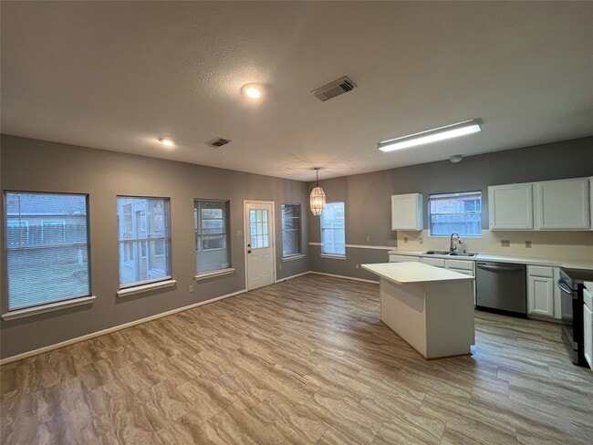 Building Photo - 16027 Silver Valley Dr