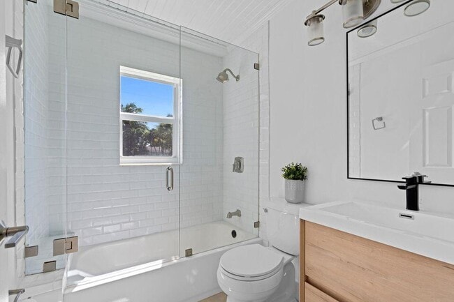 Building Photo - 212 SE 1st Ave