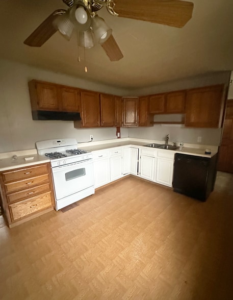 Kitchen - 1411 Melbourne Dr