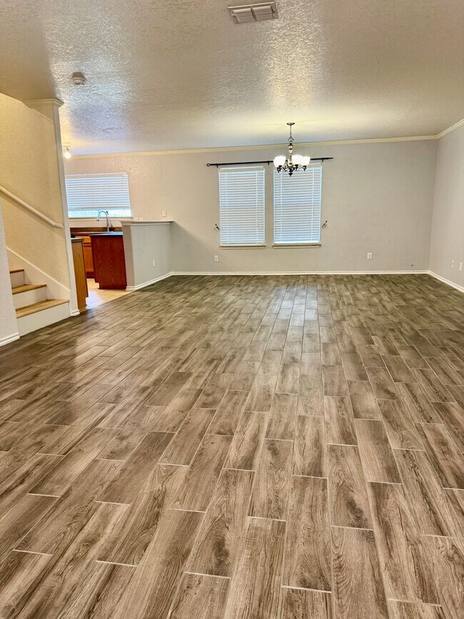 Building Photo - 204 Gatewood Oak
