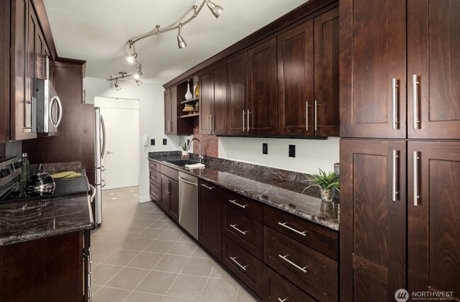 Building Photo - Top Floor Queen Anne Unit! (Beautiful views & 3 Parking Spaces)