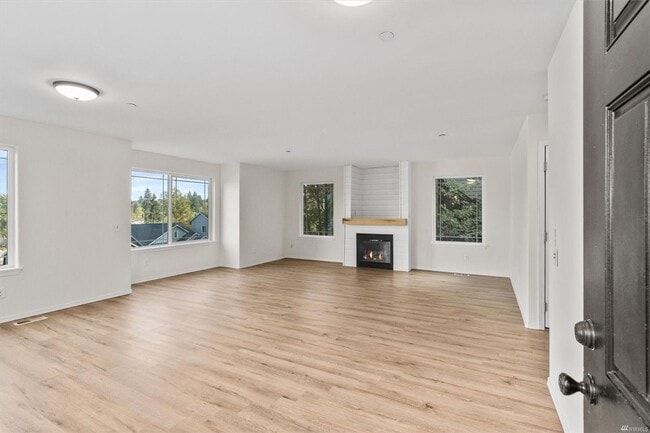 Building Photo - Wide open Eastern views from this near 3,000 sqft house, perched in the trees.