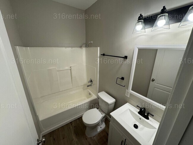 Building Photo - $1195- 3 room 2 bath - Single Family Home locate in the South Central Neighborhood