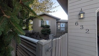 Building Photo - 632 S Lawler Ave