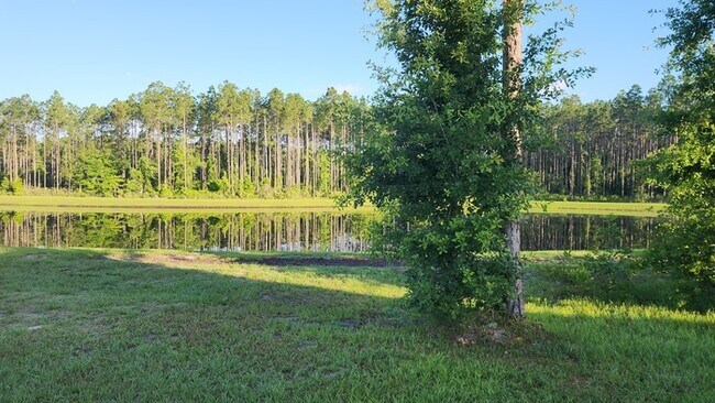 Building Photo - Beautiful Townhome in Waterford Lakes 2 Bedroom 2.5 baths and 1 Car Garage