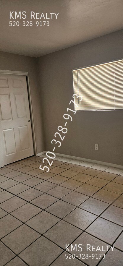 Building Photo - 1577 W Aztec Ct