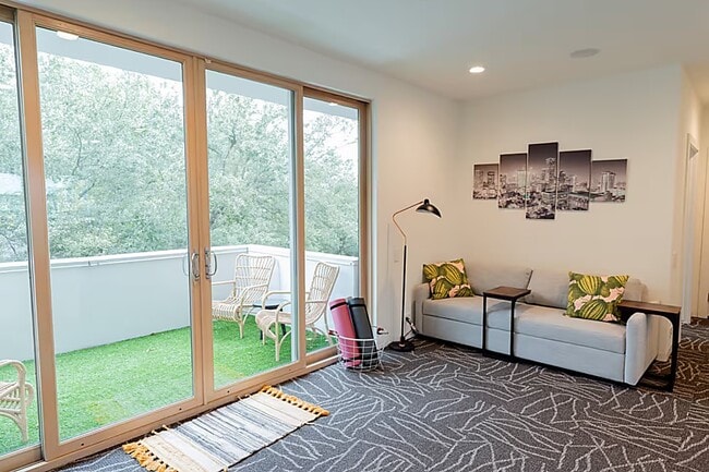 Building Photo - 4904 S Shepherd Dr
