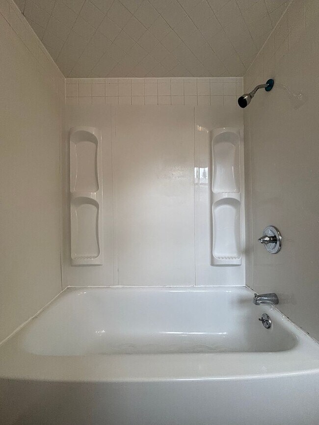 Building Photo - Rent this 3 Bedroom 1 Bath beautiful House...