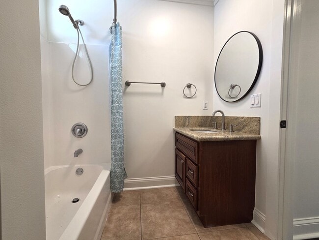 Building Photo - Adorable Beach-Close 2 Bedroom Bungalow in...