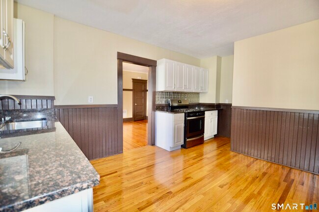 Building Photo - 48 Riverview Pl