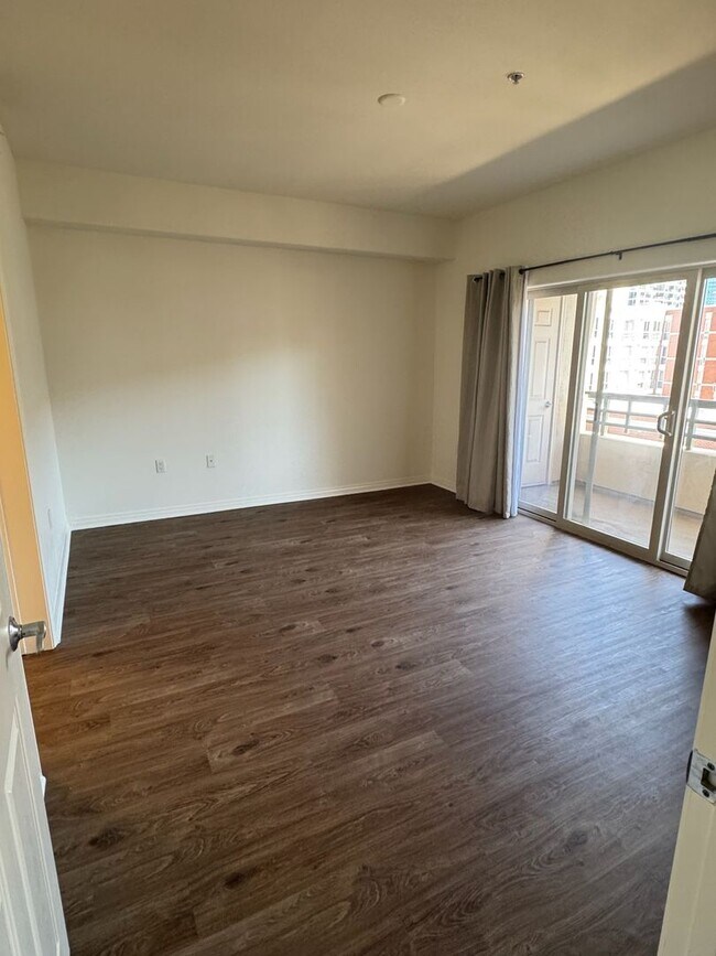 Building Photo - Amazing Downtown Unit Available For Rent!!!