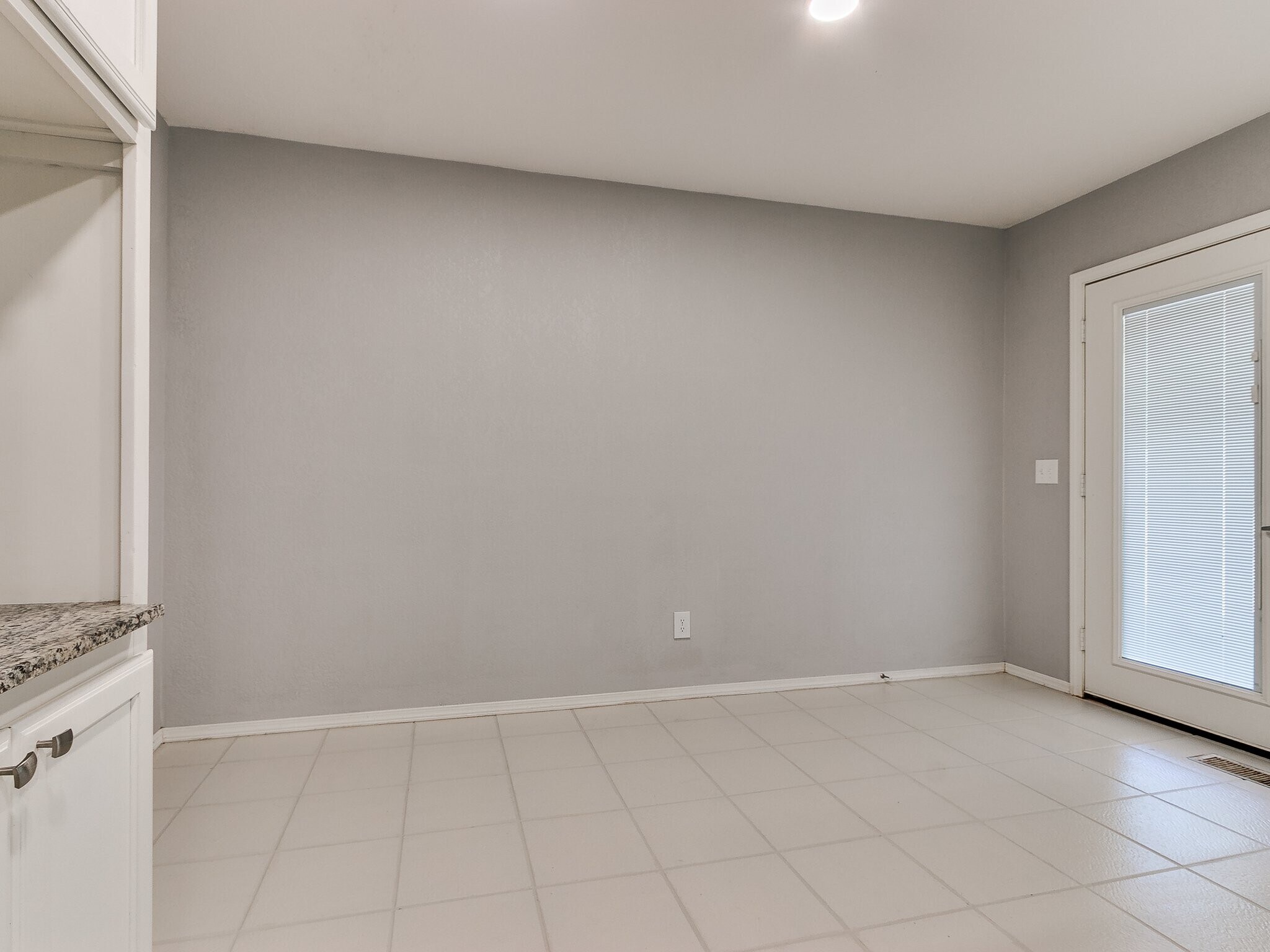 Building Photo - 9906 Mantle Dr