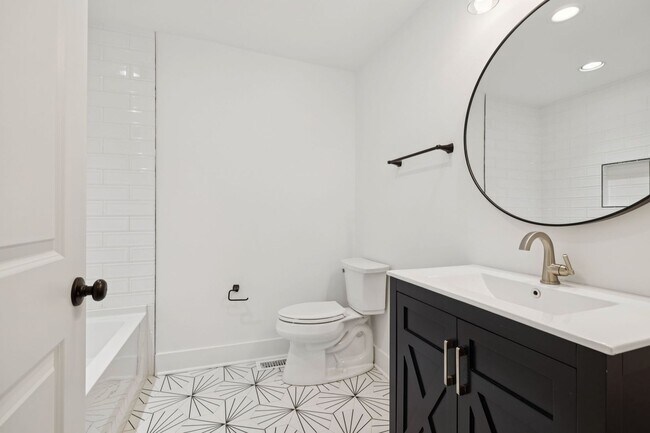 Building Photo - Beautifully Remodeled Home Just Minutes From Downtown Nashville