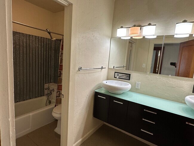 Building Photo - 1208