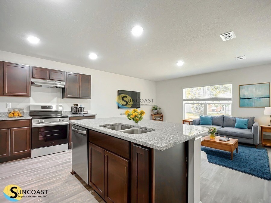 Building Photo - 11 Regis Ln