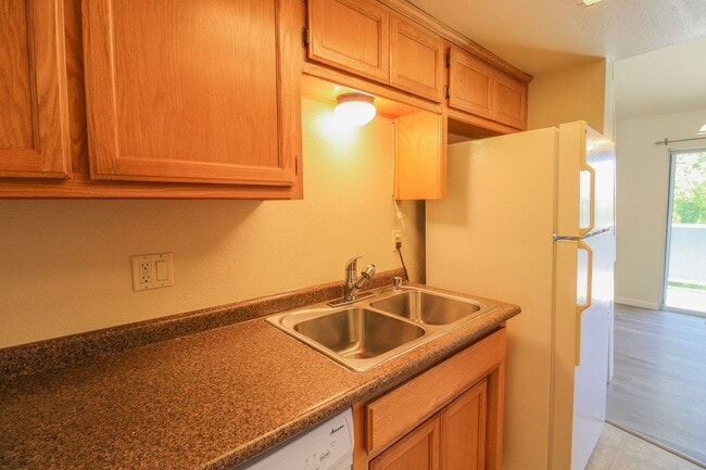 Building Photo - 2 Bedroom, 2 Bathroom + Loft - Top Floor Condo in Parkwood Village