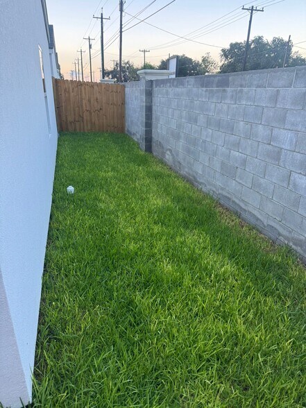 Building Photo - 608 Oriole Rd