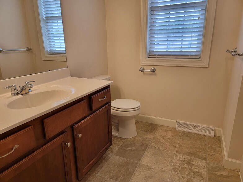 Building Photo - 5231 Summerfield Dr