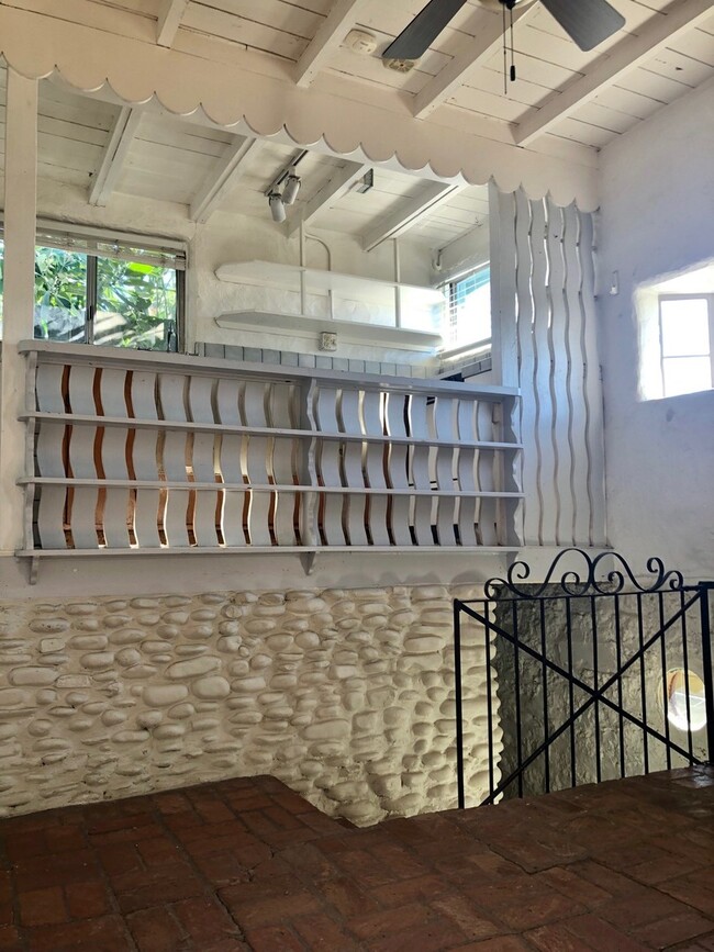 Building Photo - 828poli