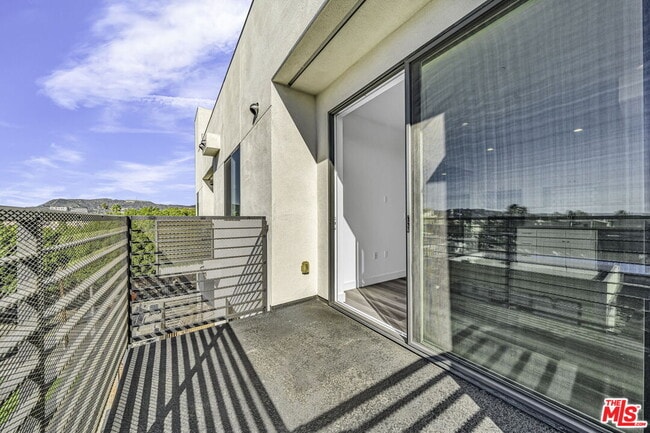 Building Photo - 667 N Wilton Pl