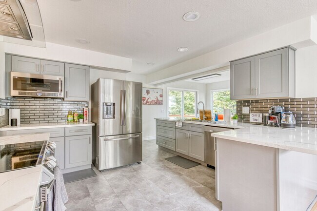 Building Photo - 3201 SW Sherwood Pl