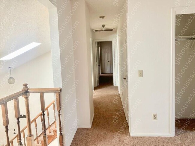 Building Photo - 144 Willow Pl S